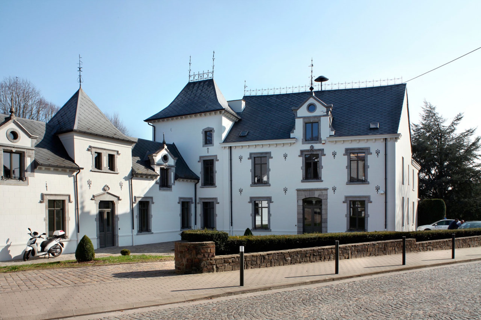 Old building. Town Hall, 94 Montigny le Tilleul by V+. Photography © Maxime Delvaux, 354 Photographers. Old building. Town Hall, 94 Montigny le Tilleul by V+. Photography © Maxime Delvaux, 354 Photographers.