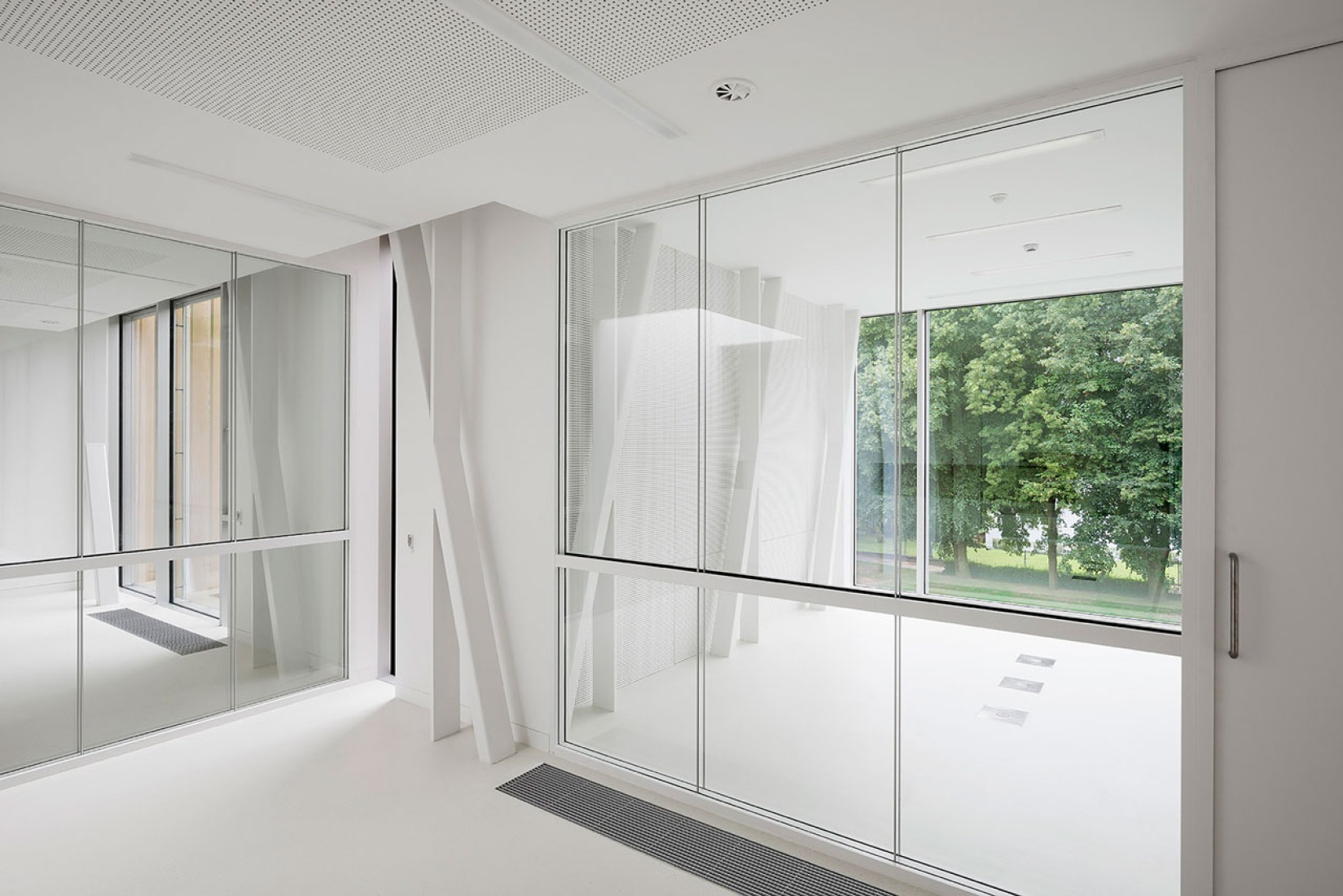 Town Hall, 94 Montigny le Tilleul by V+. Photography © Maxime Delvaux, 354 Photographers. Town Hall, 94 Montigny le Tilleul by V+. Photography © Maxime Delvaux, 354 Photographers.