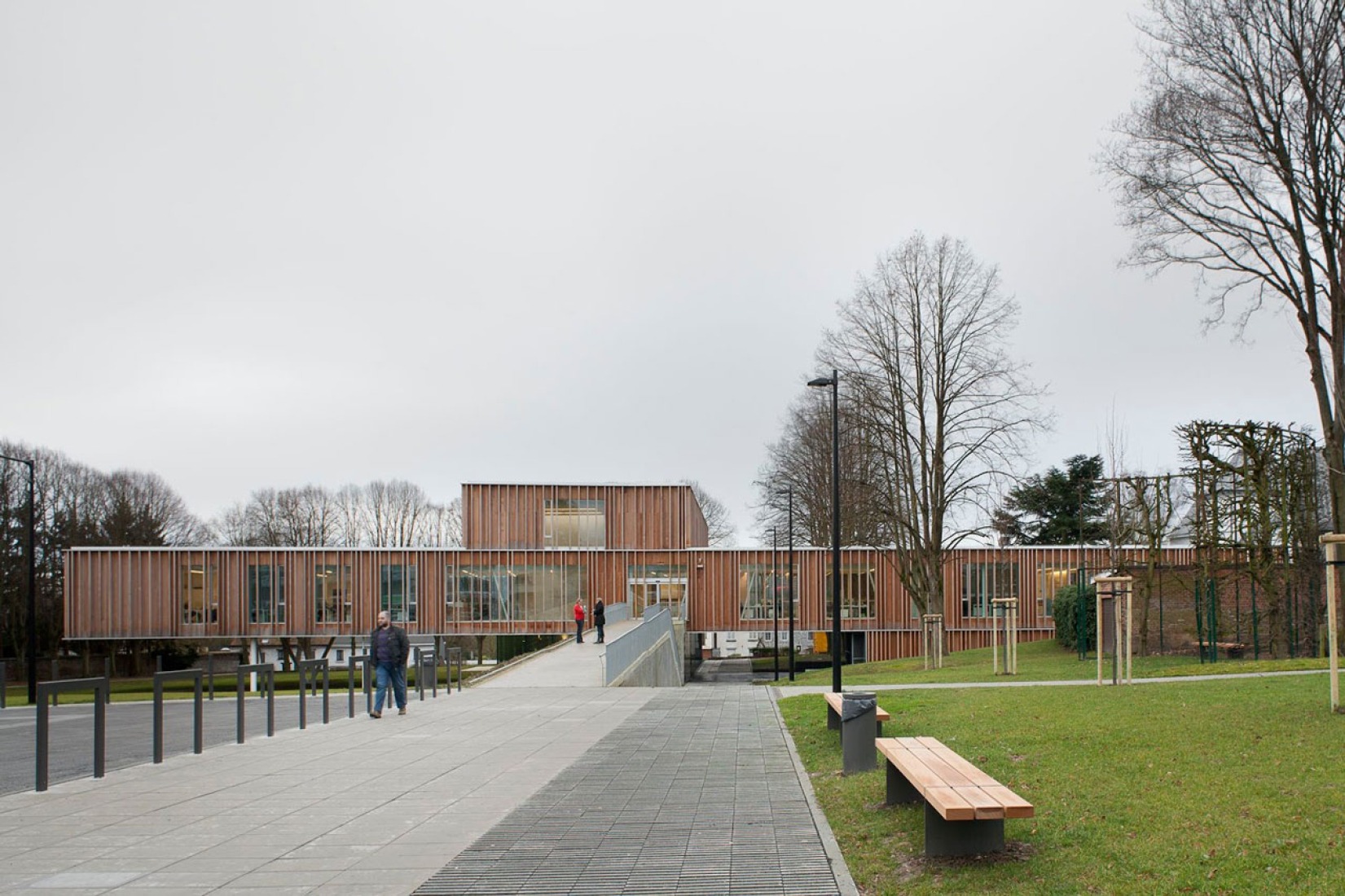 Outside vision. Town Hall, 94 Montigny le Tilleul by V+. Photography © Maxime Delvaux, 354 Photographers.  Outside vision. Town Hall, 94 Montigny le Tilleul by V+. Photography © Maxime Delvaux, 354 Photographers.