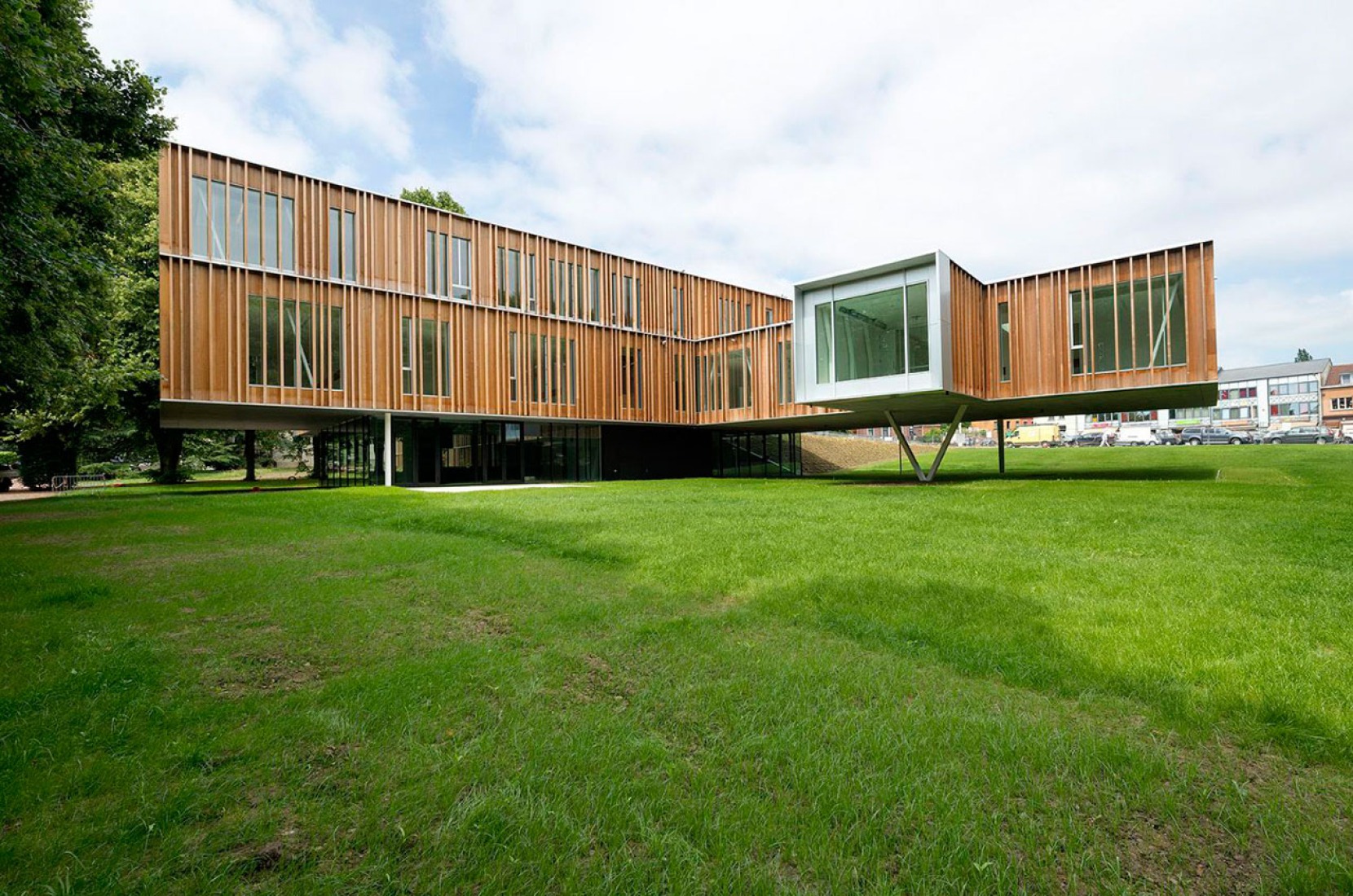 Town Hall, 94 Montigny le Tilleul by V+. Photography © Jean Luc Deru.  Town Hall, 94 Montigny le Tilleul by V+. Photography © Jean Luc Deru.