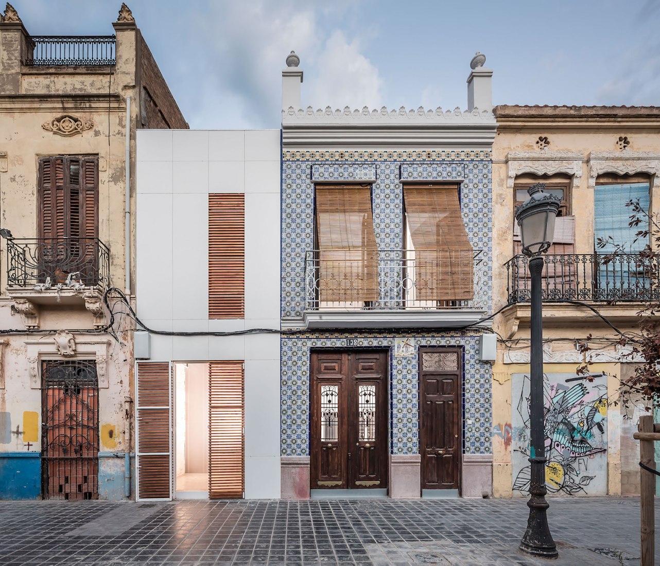 House-Workshop in Cabanyal by Estudio Alberto Burgos and Teresa Carrau Carbonell. Photograph by German Cabo House-Workshop in Cabanyal by Estudio Alberto Burgos and Teresa Carrau Carbonell. Photograph by German Cabo
