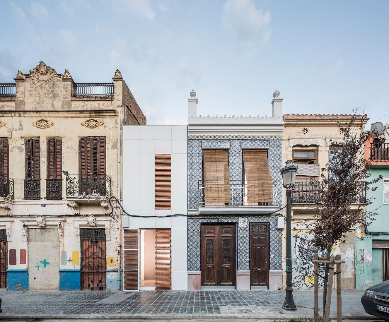 House-Workshop in Cabanyal by Estudio Alberto Burgos and Teresa Carrau Carbonell. Photograph by German Cabo House-Workshop in Cabanyal by Estudio Alberto Burgos and Teresa Carrau Carbonell. Photograph by German Cabo