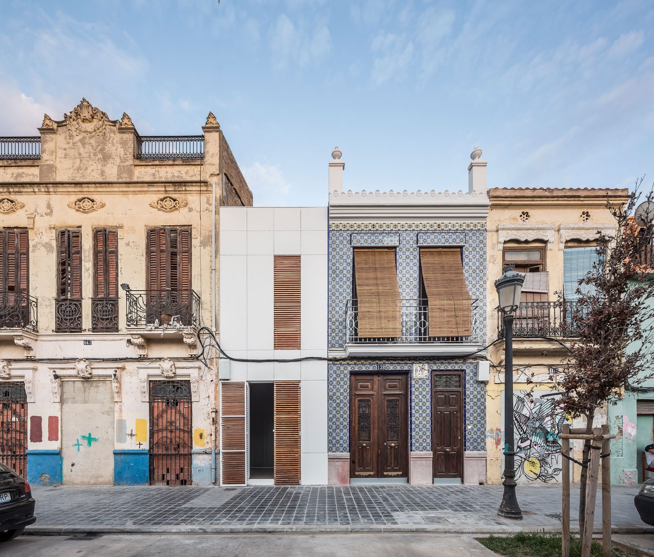 House-Workshop in Cabanyal by Estudio Alberto Burgos and Teresa Carrau Carbonell. Photograph by German Cabo House-Workshop in Cabanyal by Estudio Alberto Burgos and Teresa Carrau Carbonell. Photograph by German Cabo