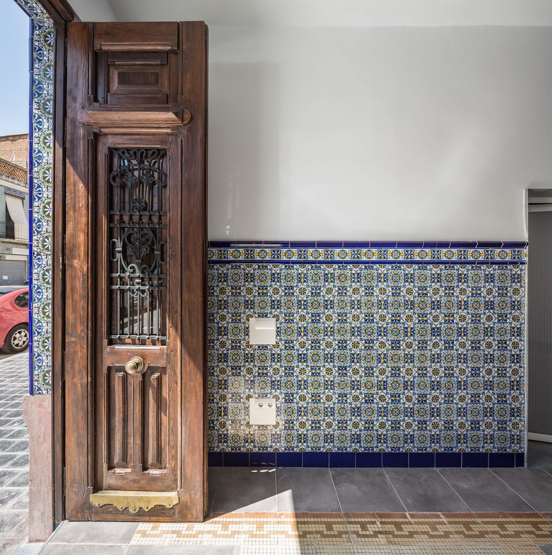 House-Workshop in Cabanyal by Estudio Alberto Burgos and Teresa Carrau Carbonell. Photograph by German Cabo House-Workshop in Cabanyal by Estudio Alberto Burgos and Teresa Carrau Carbonell. Photograph by German Cabo