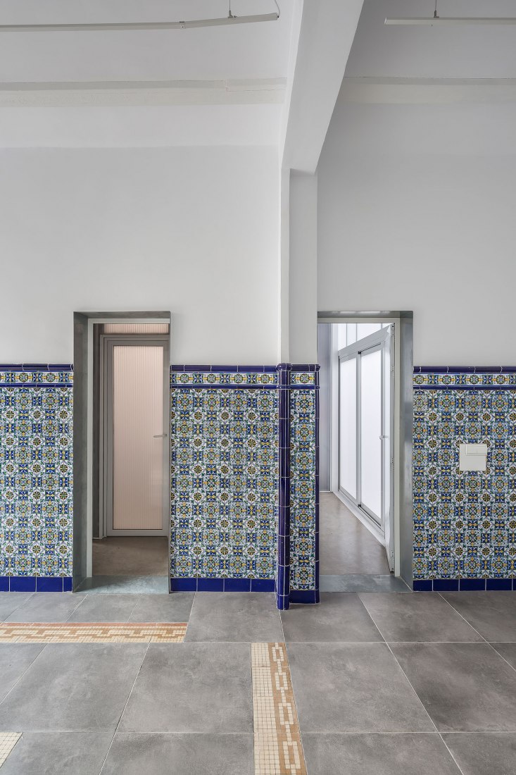 House-Workshop in Cabanyal by Estudio Alberto Burgos and Teresa Carrau Carbonell. Photograph by German Cabo House-Workshop in Cabanyal by Estudio Alberto Burgos and Teresa Carrau Carbonell. Photograph by German Cabo