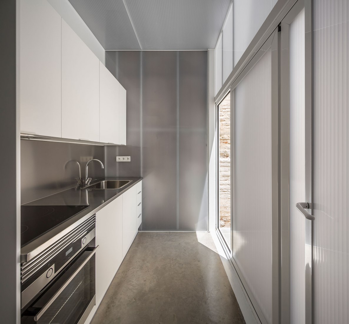 House-Workshop in Cabanyal by Estudio Alberto Burgos and Teresa Carrau Carbonell. Photograph by German Cabo House-Workshop in Cabanyal by Estudio Alberto Burgos and Teresa Carrau Carbonell. Photograph by German Cabo