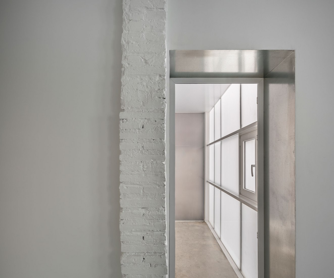 House-Workshop in Cabanyal by Estudio Alberto Burgos and Teresa Carrau Carbonell. Photograph by German Cabo House-Workshop in Cabanyal by Estudio Alberto Burgos and Teresa Carrau Carbonell. Photograph by German Cabo