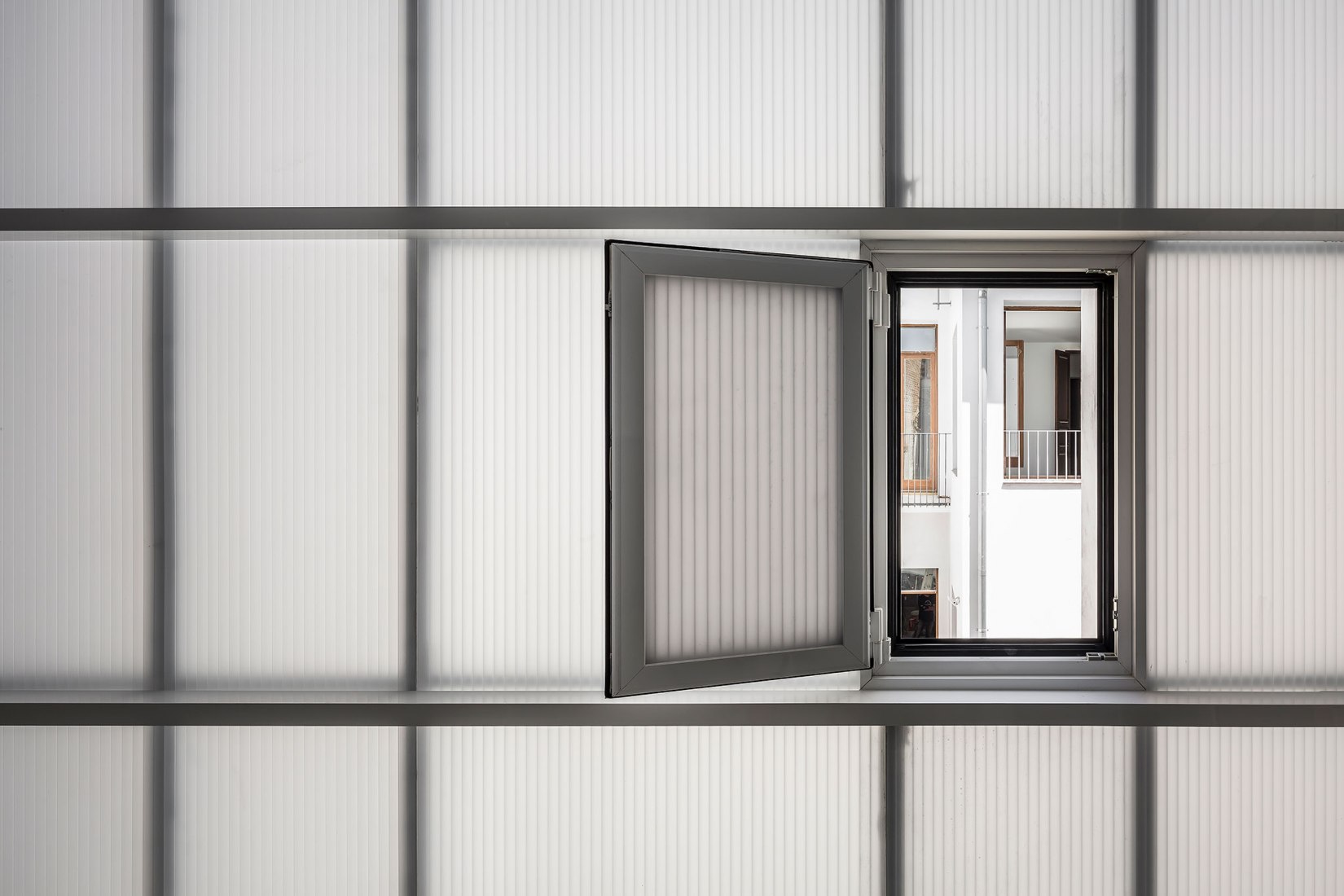 House-Workshop in Cabanyal by Estudio Alberto Burgos and Teresa Carrau Carbonell. Photograph by German Cabo House-Workshop in Cabanyal by Estudio Alberto Burgos and Teresa Carrau Carbonell. Photograph by German Cabo