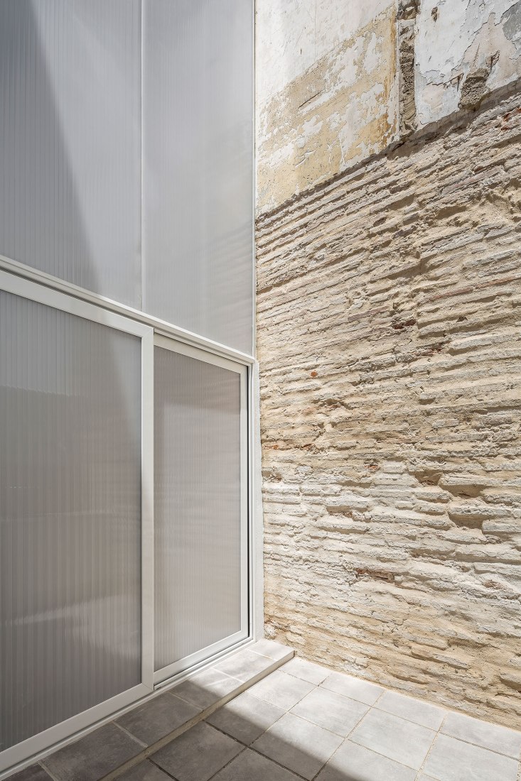 House-Workshop in Cabanyal by Estudio Alberto Burgos and Teresa Carrau Carbonell. Photograph by German Cabo House-Workshop in Cabanyal by Estudio Alberto Burgos and Teresa Carrau Carbonell. Photograph by German Cabo