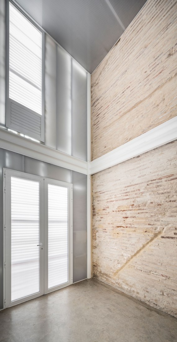 House-Workshop in Cabanyal by Estudio Alberto Burgos and Teresa Carrau Carbonell. Photograph by German Cabo House-Workshop in Cabanyal by Estudio Alberto Burgos and Teresa Carrau Carbonell. Photograph by German Cabo