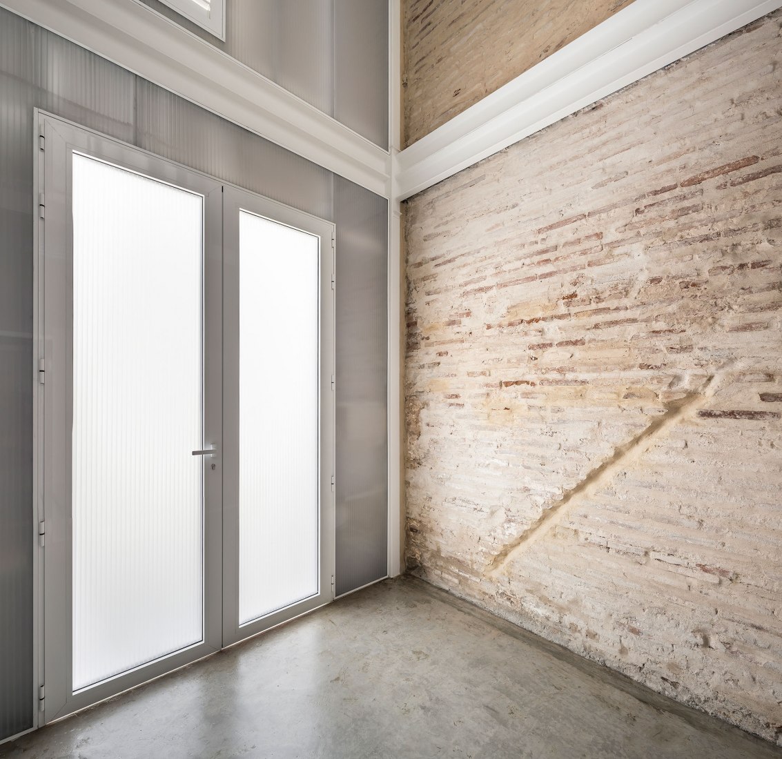 House-Workshop in Cabanyal by Estudio Alberto Burgos and Teresa Carrau Carbonell. Photograph by German Cabo House-Workshop in Cabanyal by Estudio Alberto Burgos and Teresa Carrau Carbonell. Photograph by German Cabo