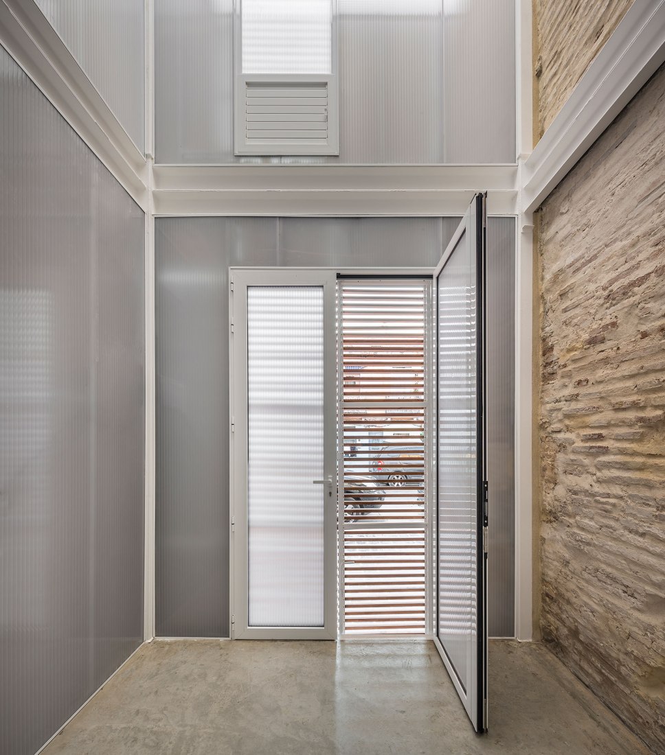 House-Workshop in Cabanyal by Estudio Alberto Burgos and Teresa Carrau Carbonell. Photograph by German Cabo House-Workshop in Cabanyal by Estudio Alberto Burgos and Teresa Carrau Carbonell. Photograph by German Cabo