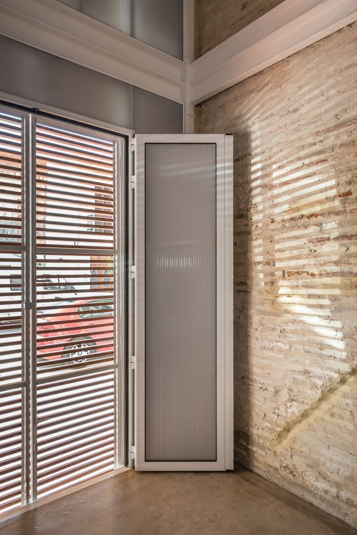 House-Workshop in Cabanyal by Estudio Alberto Burgos and Teresa Carrau Carbonell. Photograph by German Cabo House-Workshop in Cabanyal by Estudio Alberto Burgos and Teresa Carrau Carbonell. Photograph by German Cabo