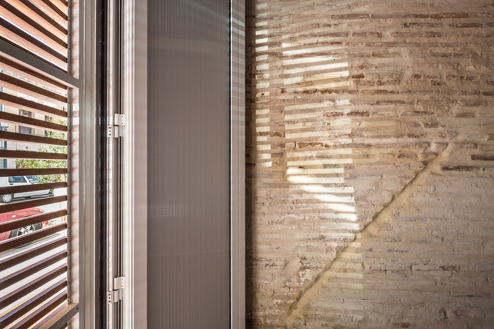 House-Workshop in Cabanyal by Estudio Alberto Burgos and Teresa Carrau Carbonell. Photograph by German Cabo House-Workshop in Cabanyal by Estudio Alberto Burgos and Teresa Carrau Carbonell. Photograph by German Cabo