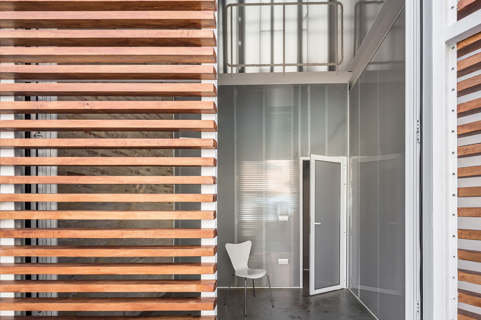 House-Workshop in Cabanyal by Estudio Alberto Burgos and Teresa Carrau Carbonell. Photograph by German Cabo House-Workshop in Cabanyal by Estudio Alberto Burgos and Teresa Carrau Carbonell. Photograph by German Cabo