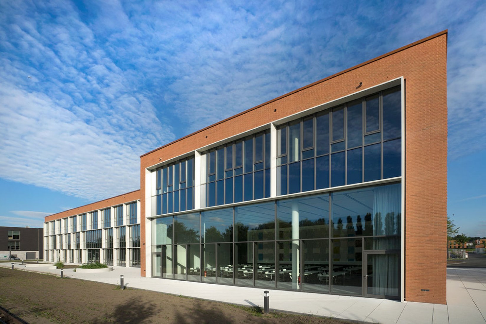Fachada sur. Nueva sede de la Asociación del Textil Alemán del Noroeste por Behet Bondzio Lin Architekten Fachada sur. Nueva sede de la Asociación del Textil Alemán del Noroeste por Behet Bondzio Lin Architekten