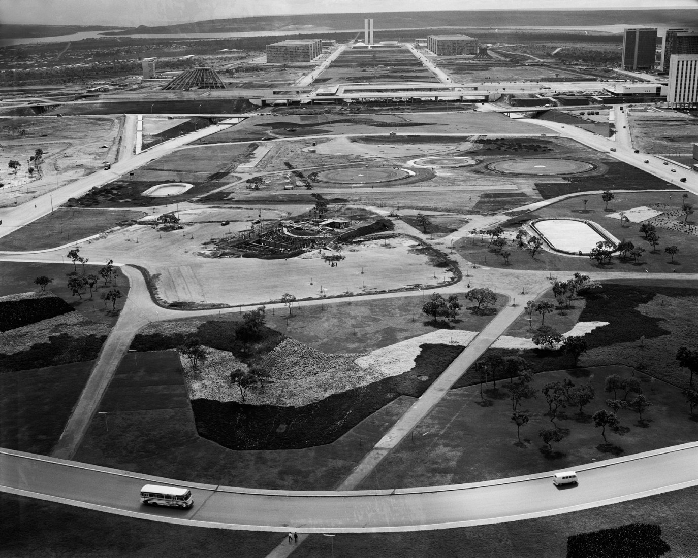 Una vista aérea de la explanada, que realmente parece responder a la idea de que Brasilia accidentalmente aterrizó en el paisaje. Edición de 15. Tamaño 48" x 48" (122 x 122 cm). Fotografía por Nicolau Drey. Imagen cortesía de 1500 Gallery, Nueva York.