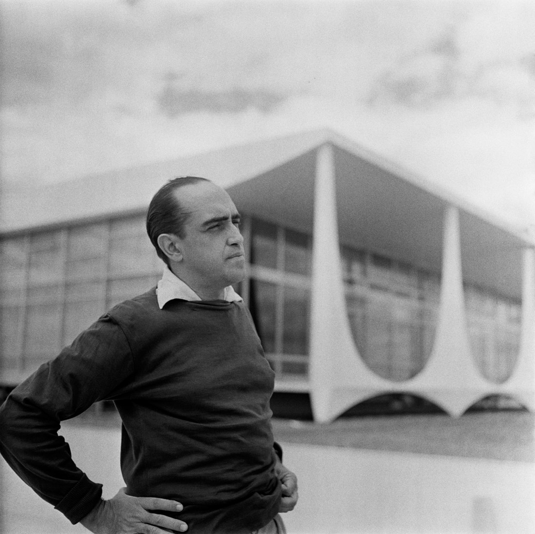 Oscar Niemeyer, uno de los arquitectos de Brasilia gran visión de la modernidad, situado frente a la Corte Suprema. Edición de 15. Tamaño 48" x 48" (122 x 122 cm). Fotografía por Gil Pinheiro. Imagen cortesía de 1500 Gallery, Nueva York.