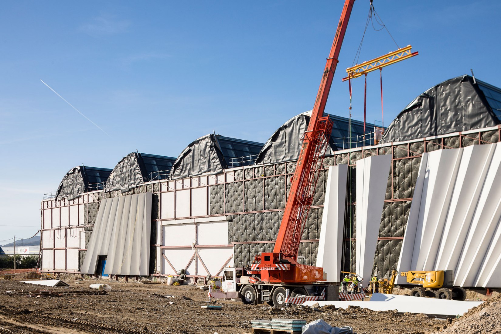 Exterior view, assembly process of the facade. Rehabilitation of the Intelhorce factory in Málaga by System Arquitectura. Photography by Fernando Alda Exterior view, assembly process of the facade. Rehabilitation of the Intelhorce factory in Málaga by System Arquitectura. Photography by Fernando Alda