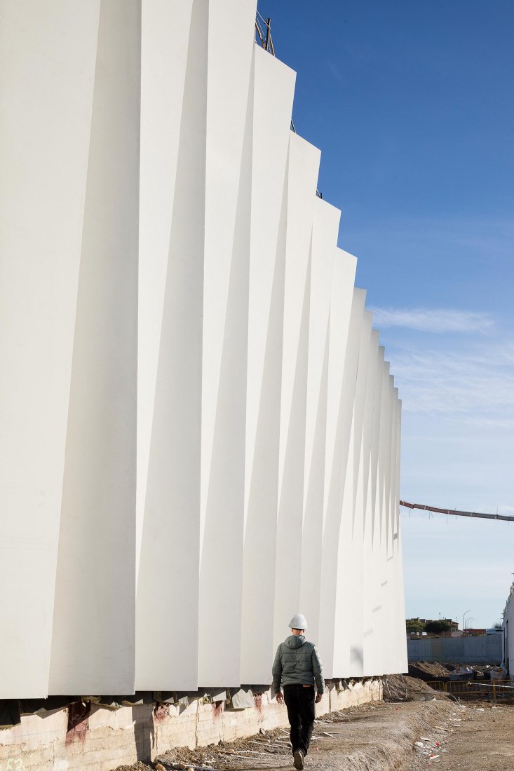 Renovation in progress, exterior view, façade detail. Renovation of the Intelhorce factory in Málaga by System Arquitectura. Photography by Fernando Alda Renovation in progress, exterior view, façade detail. Renovation of the Intelhorce factory in Málaga by System Arquitectura. Photography by Fernando Alda