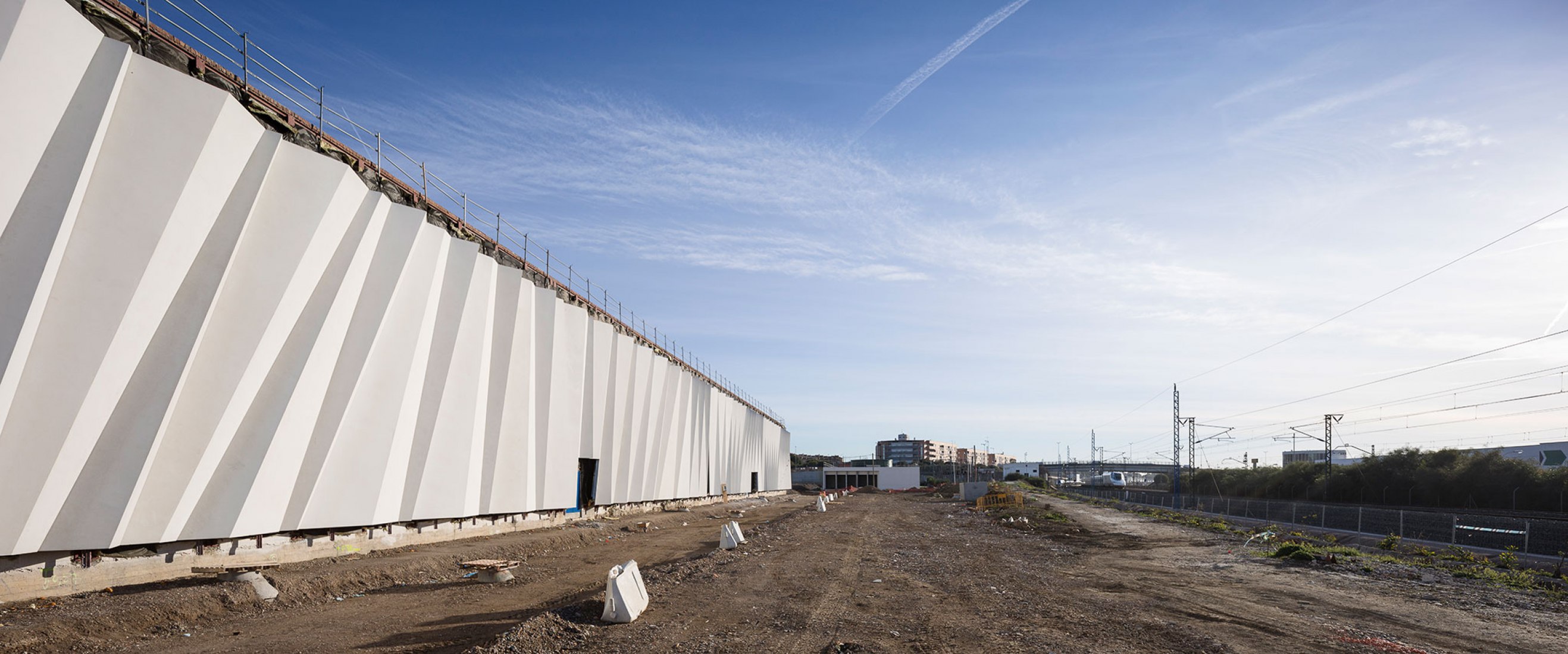 Renovation in progress, exterior view, façade detail. Renovation of the Intelhorce factory in Málaga by System Arquitectura. Photography by Fernando Alda Renovation in progress, exterior view, façade detail. Renovation of the Intelhorce factory in Málaga by System Arquitectura. Photography by Fernando Alda