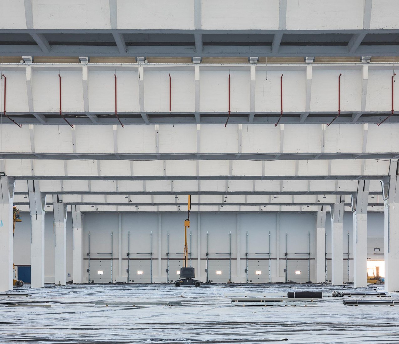 Renovation in progress, interior view. Renovation of the Intelhorce factory in Málaga by System Arquitectura. Photography by Fernando Alda Renovation in progress, interior view. Renovation of the Intelhorce factory in Málaga by System Arquitectura. Photography by Fernando Alda