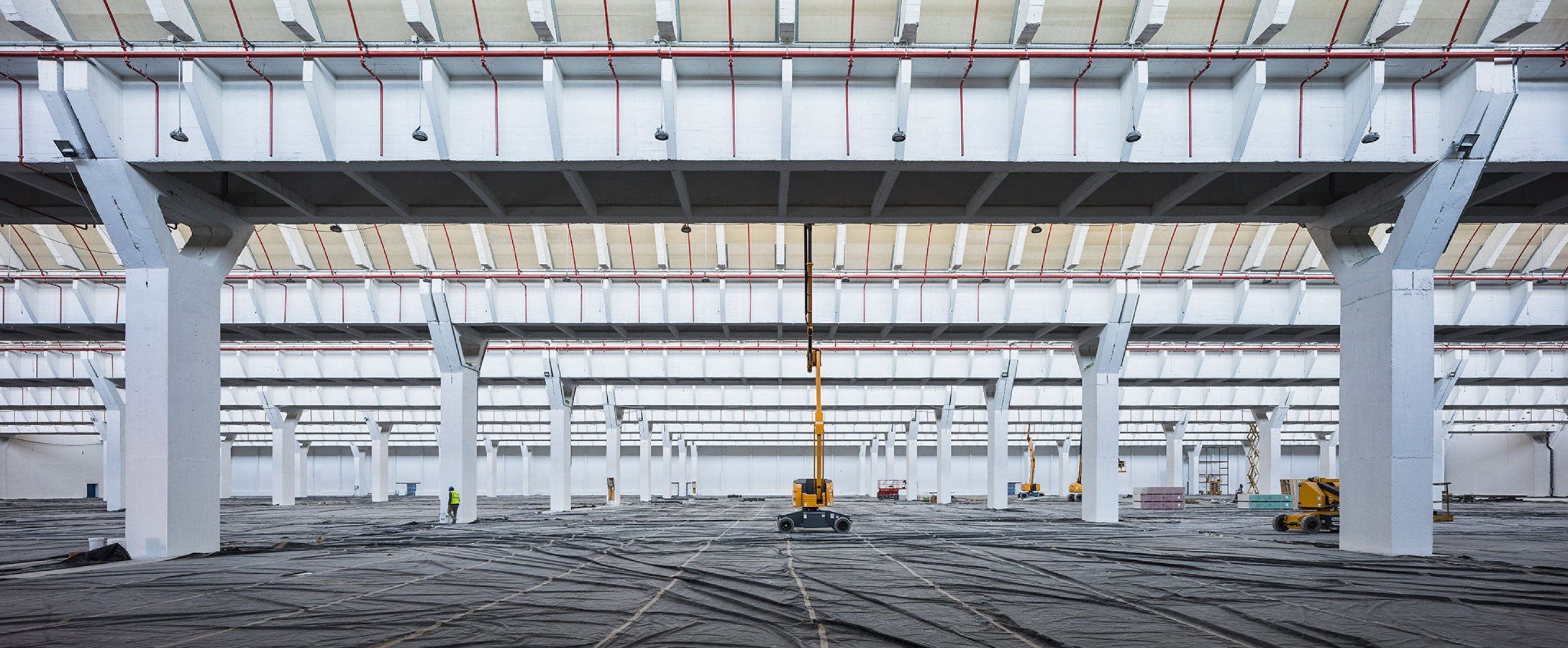 Renovation in progress, interior view. Renovation of the Intelhorce factory in Málaga by System Arquitectura. Photography by Fernando Alda Renovation in progress, interior view. Renovation of the Intelhorce factory in Málaga by System Arquitectura. Photography by Fernando Alda