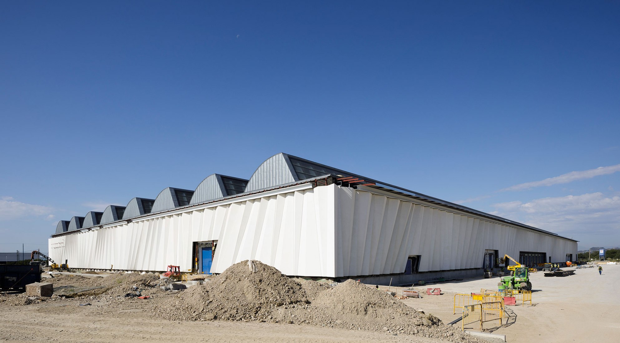 Renovation in progress, exterior view. Renovation of the Intelhorce factory in Málaga by System Arquitectura. Photography by Fernando Alda Renovation in progress, exterior view. Renovation of the Intelhorce factory in Málaga by System Arquitectura. Photography by Fernando Alda