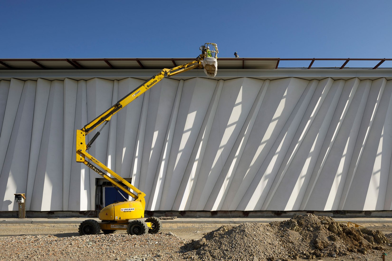 Renovation in progress, exterior view, façade detail. Renovation of the Intelhorce factory in Málaga by System Arquitectura. Photography by Fernando Alda Renovation in progress, exterior view, façade detail. Renovation of the Intelhorce factory in Málaga by System Arquitectura. Photography by Fernando Alda