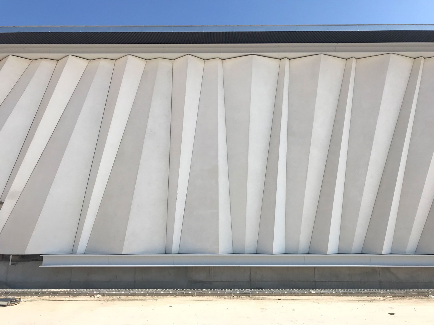 Renovation in progress, exterior view, façade detail. Renovation of the Intelhorce factory in Málaga by System Arquitectura. Photography by Fernando Alda Renovation in progress, exterior view, façade detail. Renovation of the Intelhorce factory in Málaga by System Arquitectura. Photography by Fernando Alda