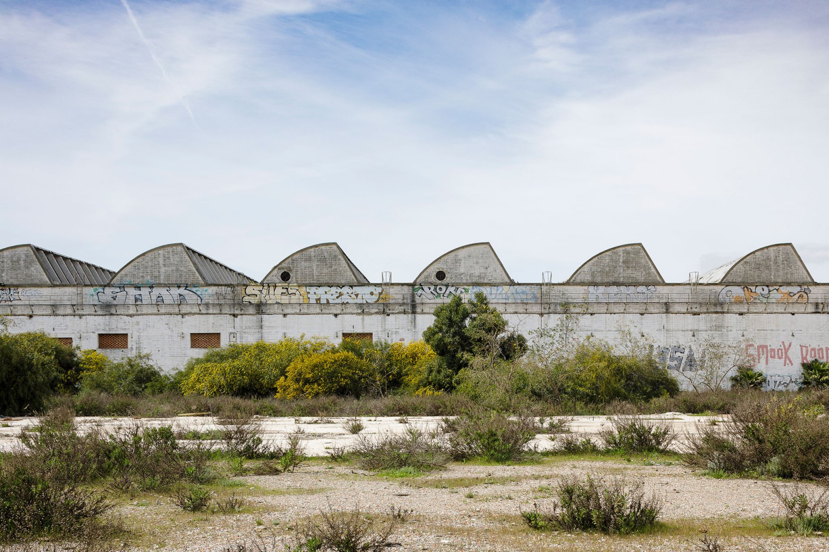 Previous situation, exterior view. Renovation of the Intelhorce factory in Málaga by System Arquitectura. Photography by Fernando Alda Previous situation, exterior view. Renovation of the Intelhorce factory in Málaga by System Arquitectura. Photography by Fernando Alda
