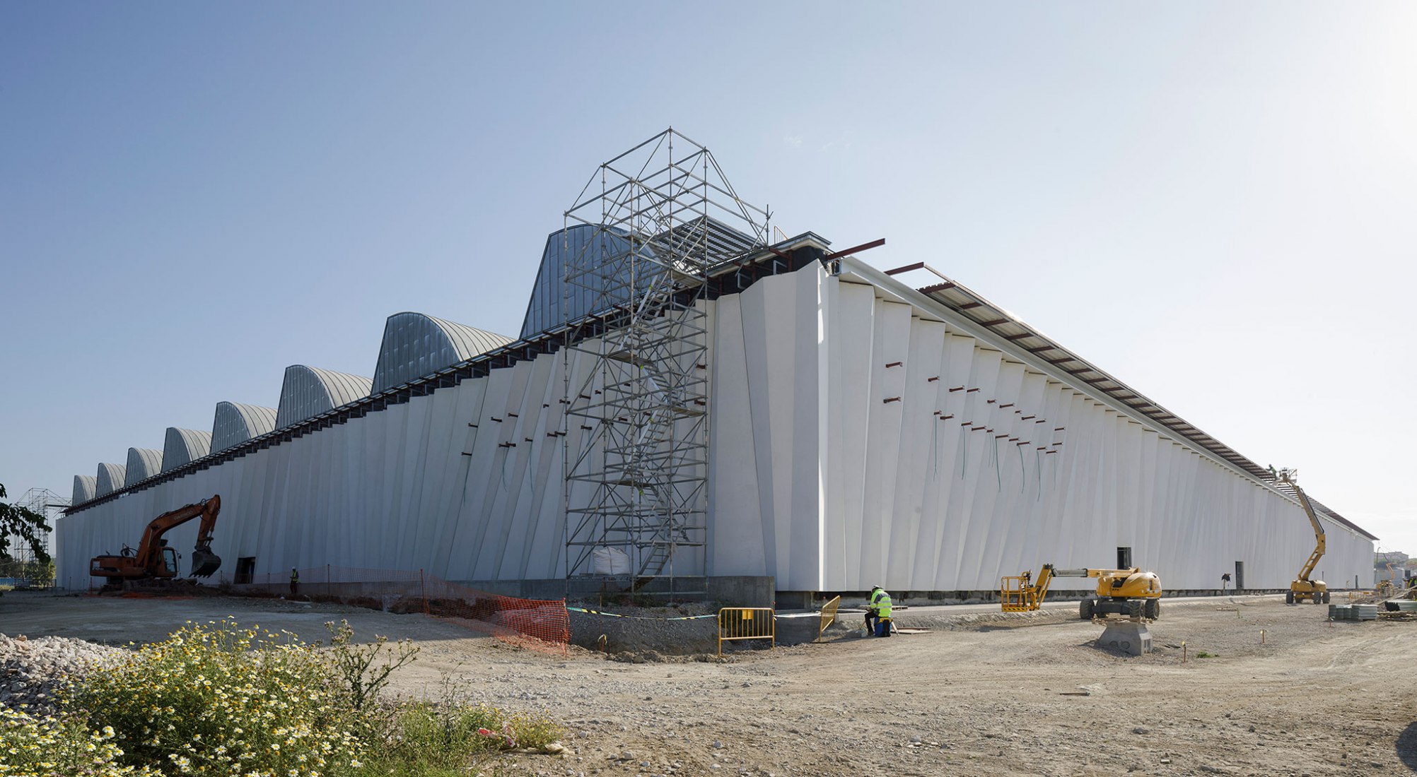 Renovation in progress, exterior view. Renovation of the Intelhorce factory in Málaga by System Arquitectura. Photography by Fernando Alda Renovation in progress, exterior view. Renovation of the Intelhorce factory in Málaga by System Arquitectura. Photography by Fernando Alda