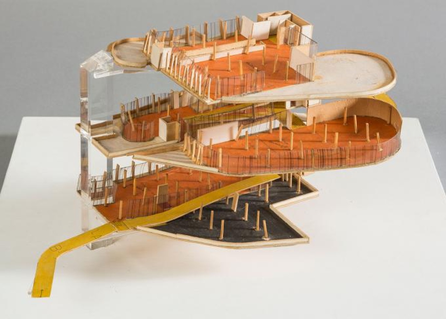 Le Corbusier (Charles-Édouard Jeanneret). Carpenter Center for the Visual Arts, Cambridge, Massachusetts, 1959-1962. Model school. 1960. Wood and cardboard. Fondation Le Corbusier, París.  Le Corbusier (Charles-Édouard Jeanneret). Carpenter Center for the Visual Arts, Cambridge, Massachusetts, 1959-1962. Model school. 1960. Wood and cardboard. Fondation Le Corbusier, París.