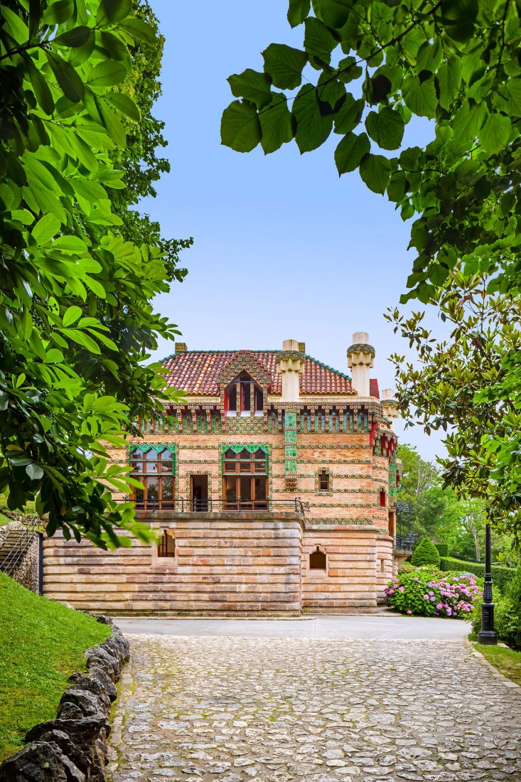 Exterior view. The photographer David Cardelús offers us a special vision of El Capricho, by Antoni Gaudí. Photograph by David Cardelús