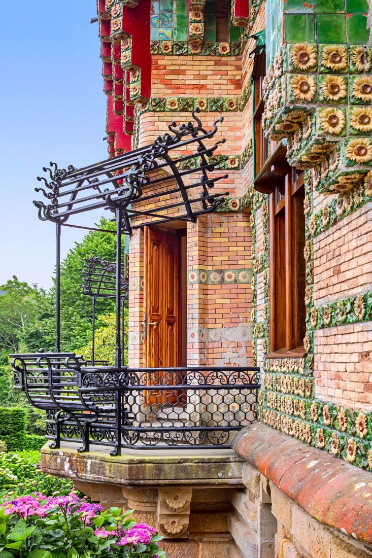 Vista exterior. El fotógrafo David Cardelús nos ofrece una visión especial de El Capricho, de Antoni Gaudí. Fotografía por David Cardelús