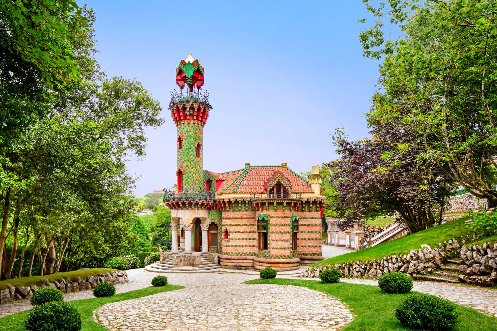 Vista exterior. El fotógrafo David Cardelús nos ofrece una visión especial de El Capricho, de Antoni Gaudí. Fotografía por David Cardelús