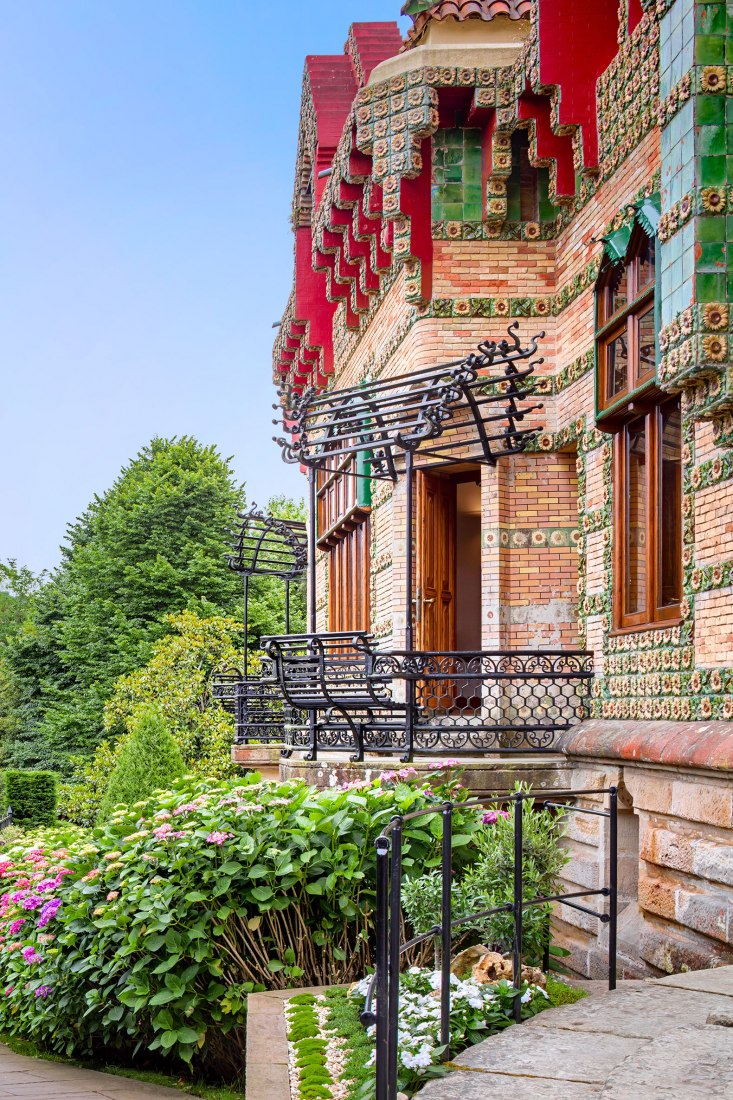 Facade detail. The photographer David Cardelús offers us a special vision of El Capricho, by Antoni Gaudí. Photograph by David Cardelús