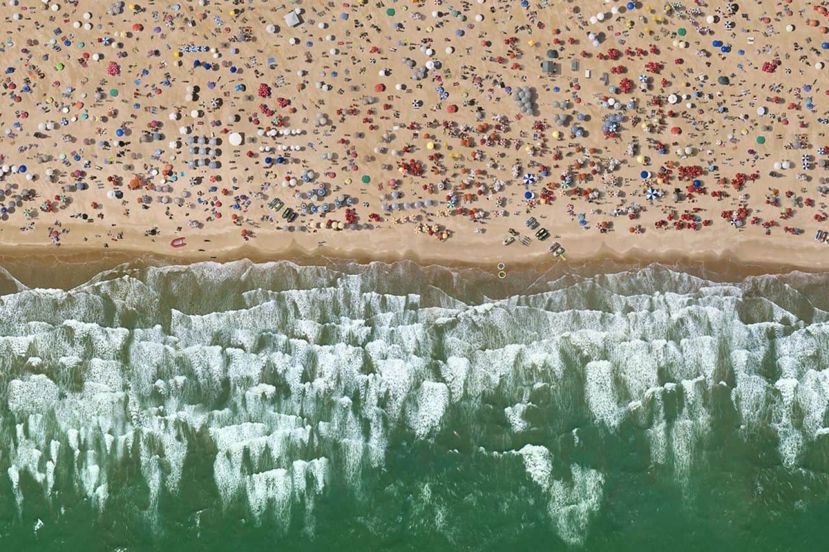 A beach detail, Coletivos by Cássio Vasconcellos. 