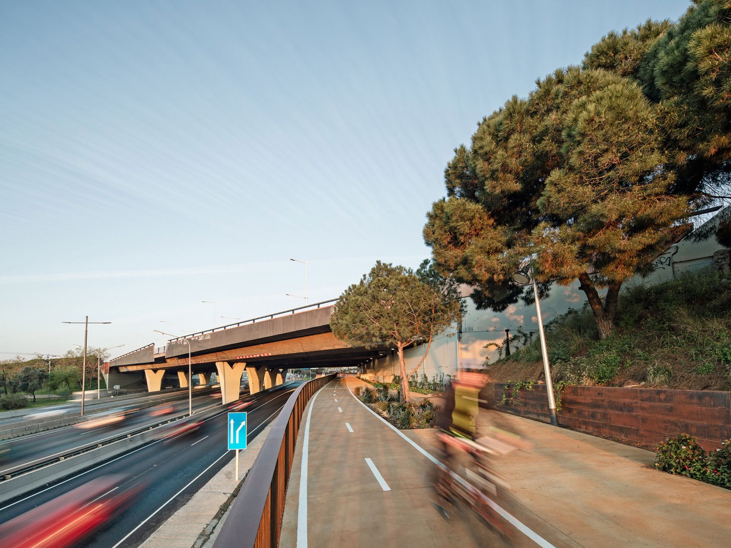 Cycling and pedestrian connection path, 2018. Esplugues de Llobregat, Spain, by Batlleiroig. Photograph by Batlleiroig Arquitectura