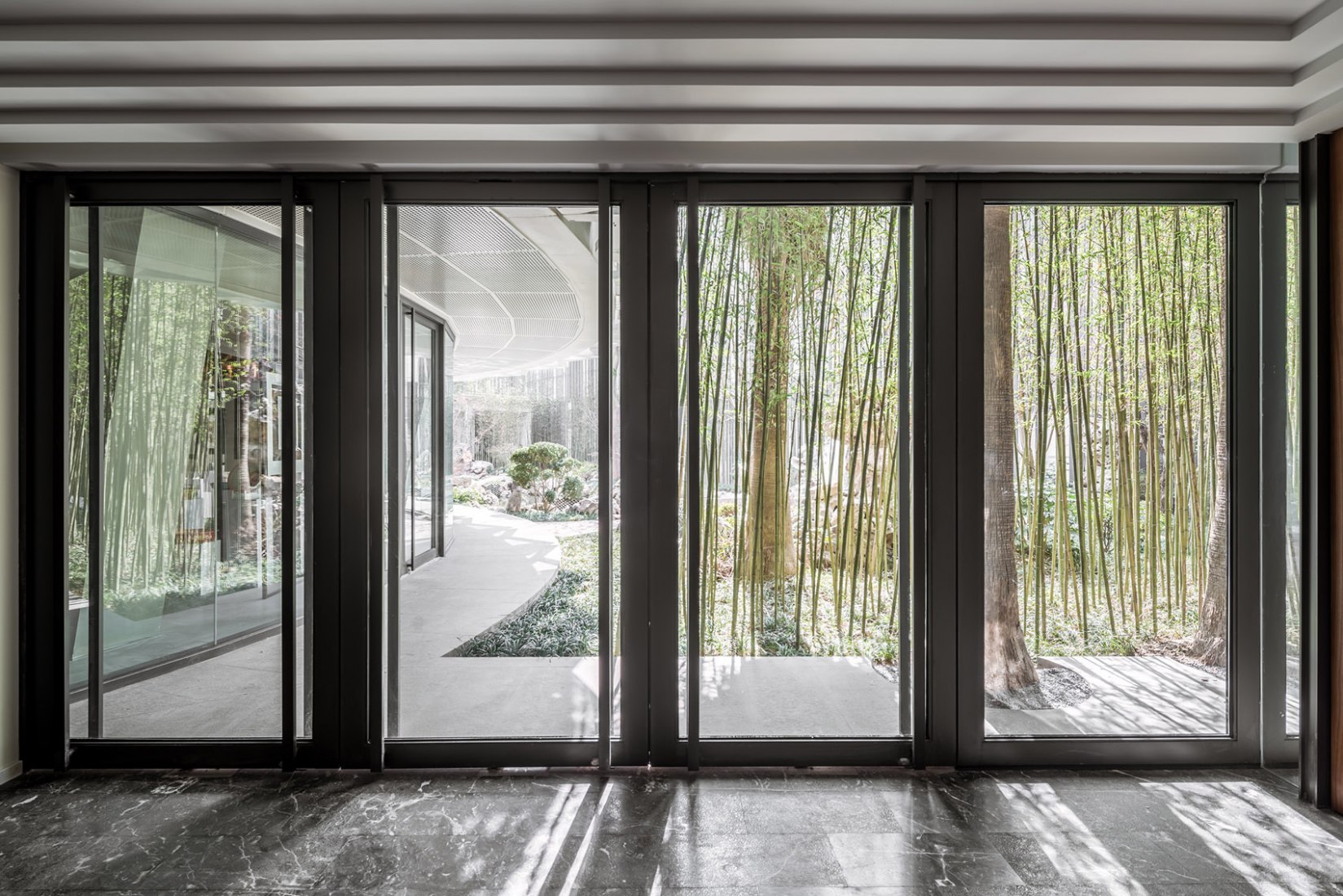 Detalle del acceso al jardín. Eight tenths Garden por Wutopia Lab. Fotografía © CreatAR Detalle del acceso al jardín. Eight tenths Garden por Wutopia Lab. Fotografía © CreatARt tenths Garden by Wutopia Lab. Photograph © CreatAR