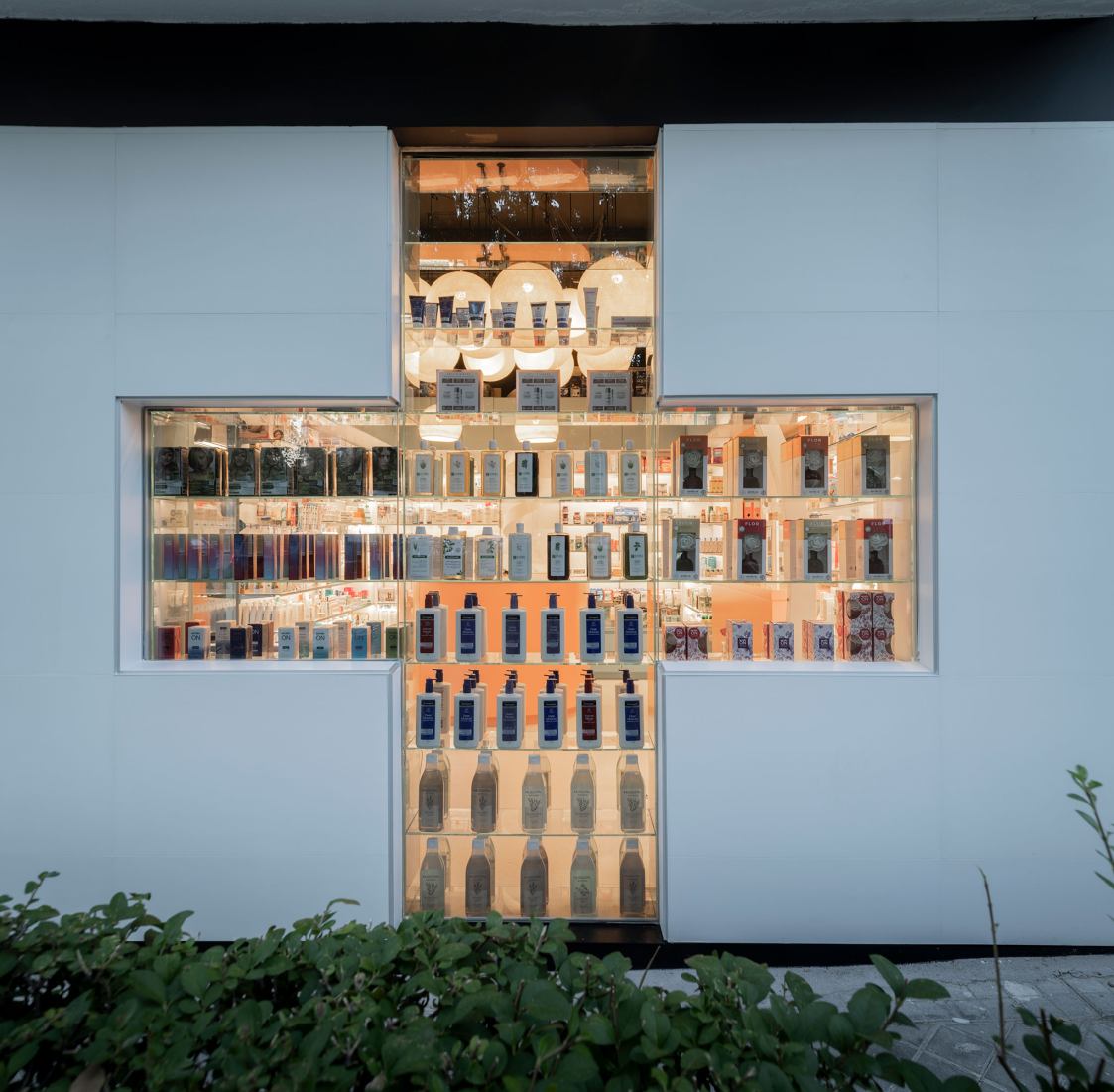 Farmacia Artilleros by Adam Bresnick. Photograph by Amores Pictures. Farmacia Artilleros by Adam Bresnick. Photograph by Amores Pictures.