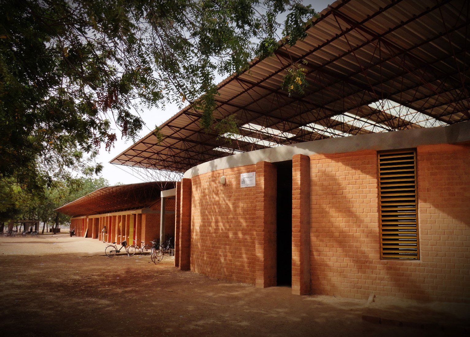 Biblioteca Escolar de Gando por Diébédo Francis Kéré. Imagen cortesía de Kéré Architecture