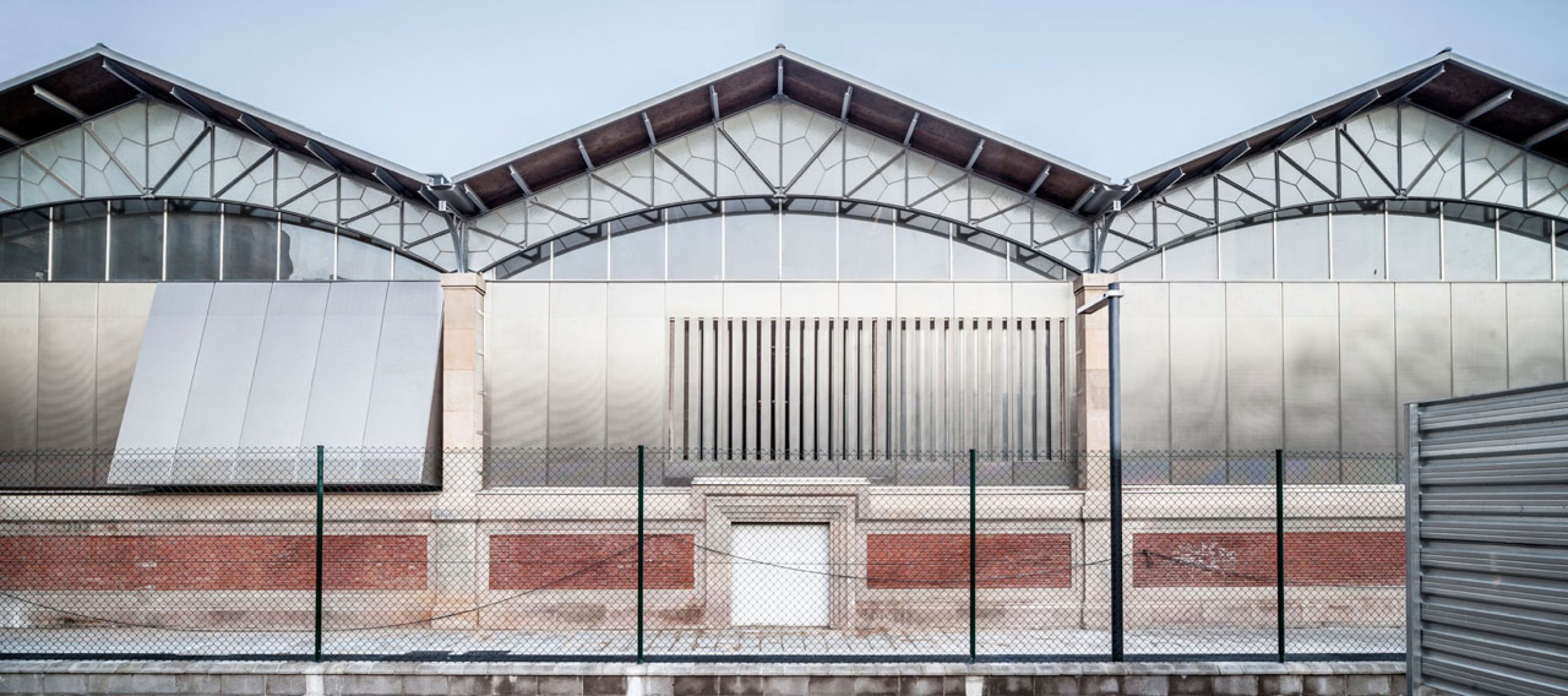 Outside view of the Ninot Market in Barcelona, reformed by Josep Lluís Mateo. Photography © Adrià Goula. Outside view of the Ninot Market in Barcelona, reformed by Josep Lluís Mateo. Photography © Adrià Goula.