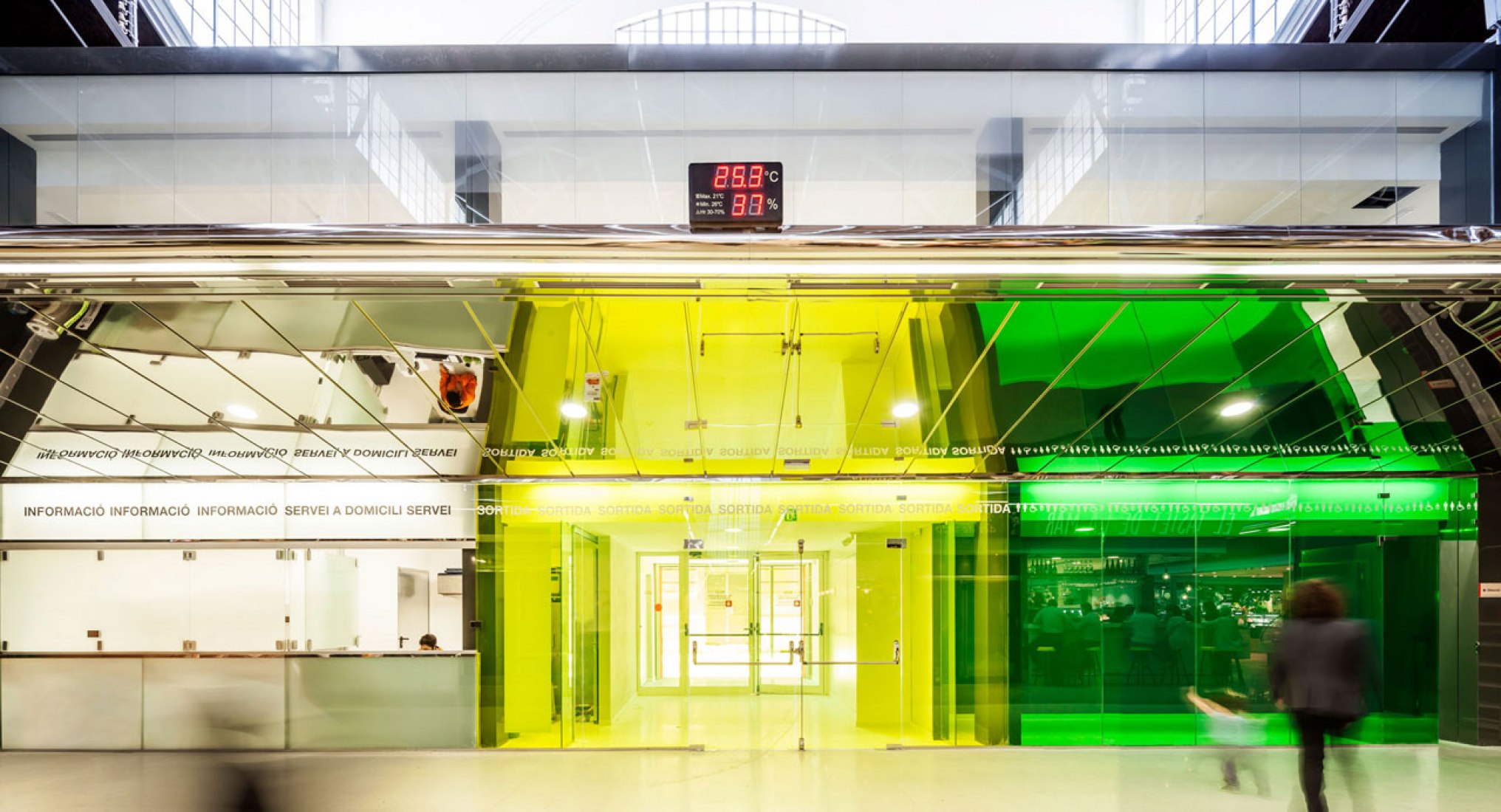 Inside view of the Ninot Market in Barcelona, reformed by Josep Lluís Mateo. Photography © Adrià Goula. Inside view of the Ninot Market in Barcelona, reformed by Josep Lluís Mateo. Photography © Adrià Goula.