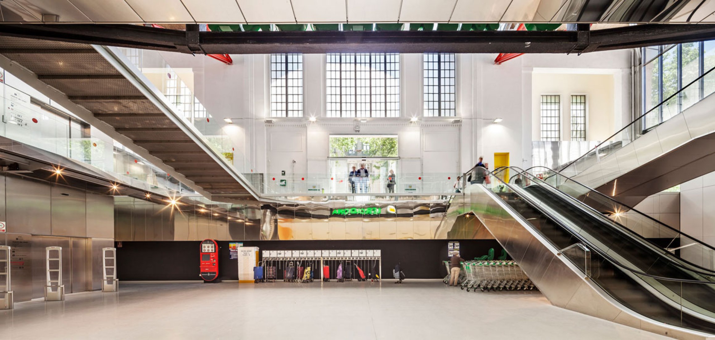 Inside view of the Ninot Market in Barcelona, reformed by Josep Lluís Mateo. Photography © Adrià Goula. Inside view of the Ninot Market in Barcelona, reformed by Josep Lluís Mateo. Photography © Adrià Goula.