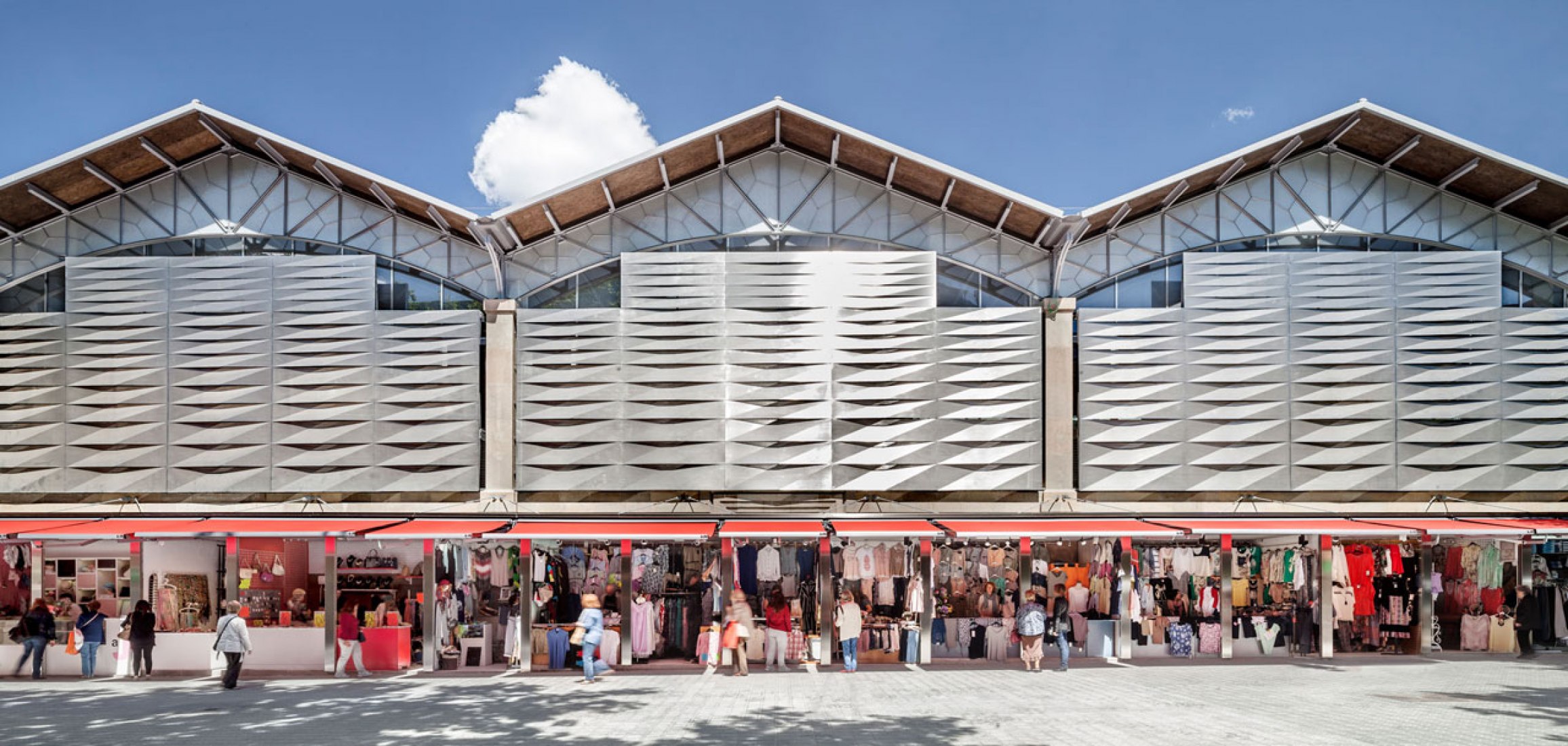 Outside view of the Ninot Market in Barcelona, reformed by Josep Lluís Mateo. Photography © Adrià Goula. Outside view of the Ninot Market in Barcelona, reformed by Josep Lluís Mateo. Photography © Adrià Goula.