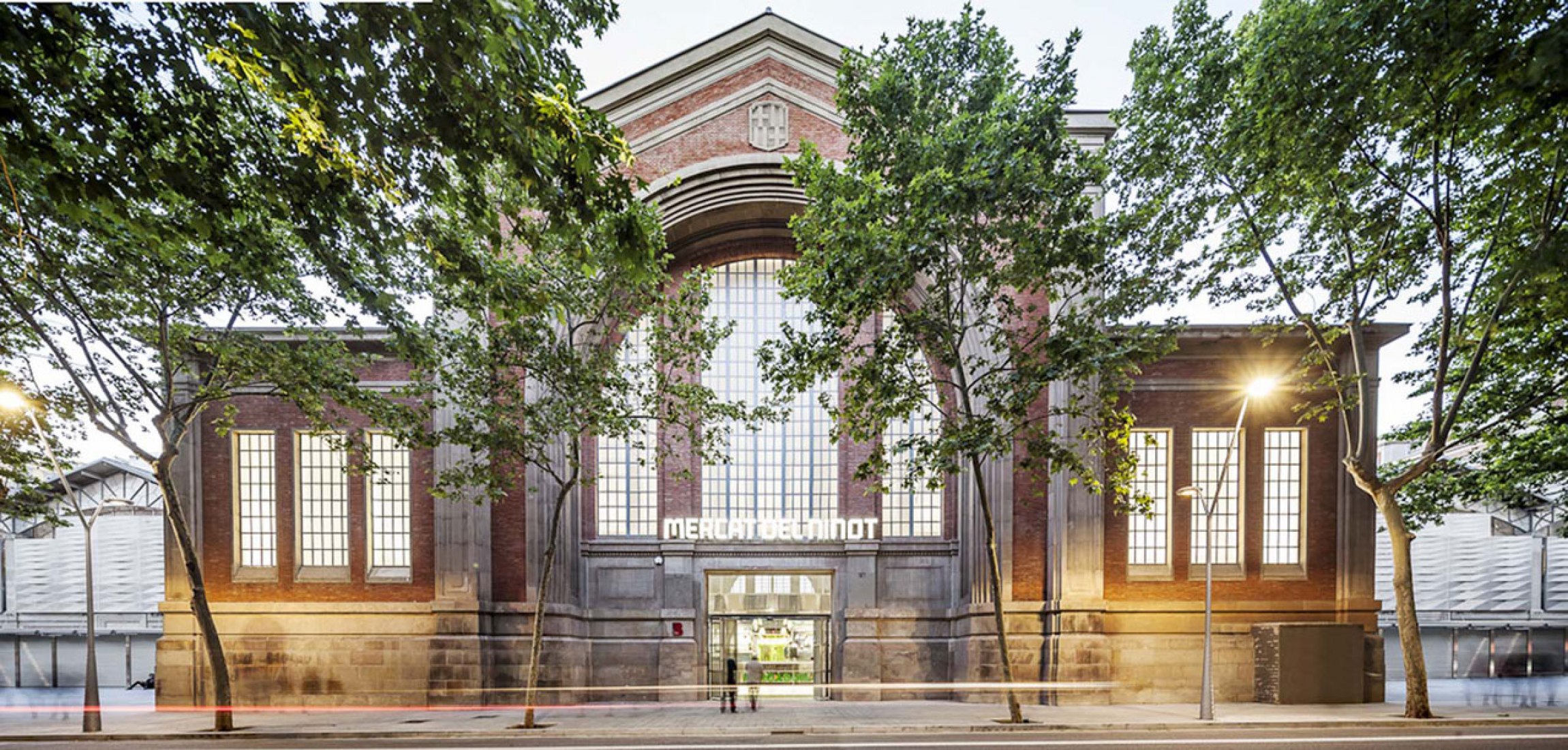 Outside view of the Ninot Market in Barcelona, reformed by Josep Lluís Mateo. Photography © Adrià Goula. Outside view of the Ninot Market in Barcelona, reformed by Josep Lluís Mateo. Photography © Adrià Goula.