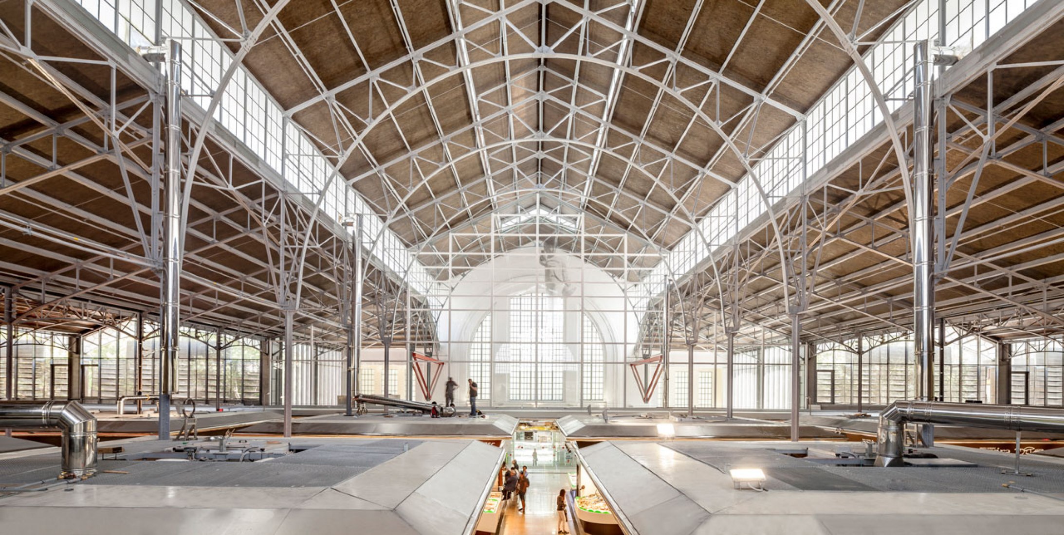 Inside view of the Ninot Market in Barcelona, reformed by Josep Lluís Mateo. Photography © Adrià Goula. Inside view of the Ninot Market in Barcelona, reformed by Josep Lluís Mateo. Photography © Adrià Goula.