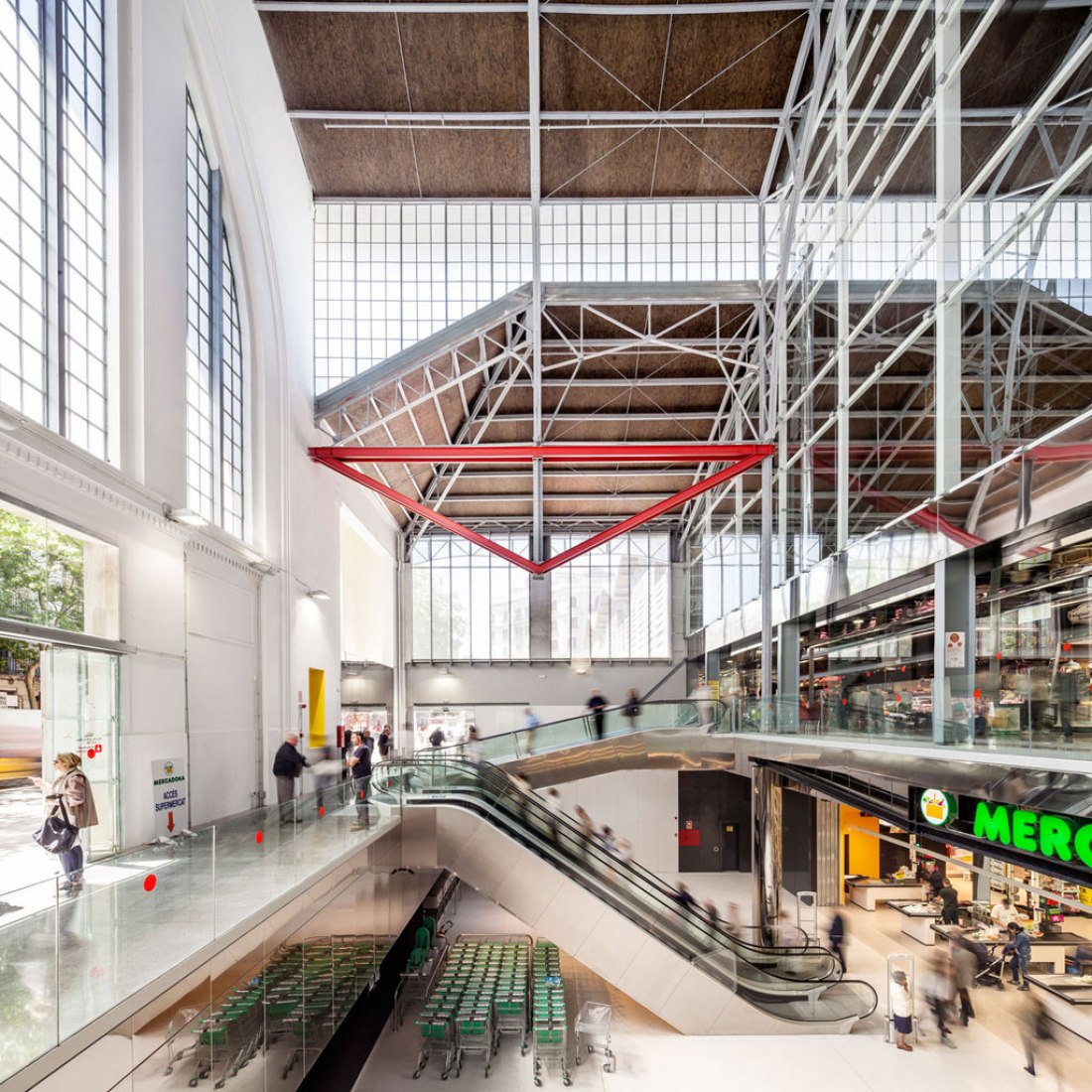 Inside view of the Ninot Market in Barcelona, reformed by Josep Lluís Mateo. Photography © Adrià Goula. Inside view of the Ninot Market in Barcelona, reformed by Josep Lluís Mateo. Photography © Adrià Goula.