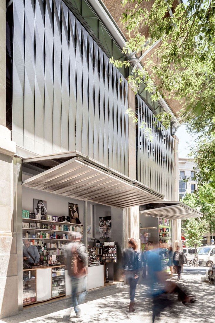 Detail. Outside view of the Ninot Market in Barcelona, reformed by Josep Lluís Mateo. Photography © Adrià Goula. Detail. Outside view of the Ninot Market in Barcelona, reformed by Josep Lluís Mateo. Photography © Adrià Goula.